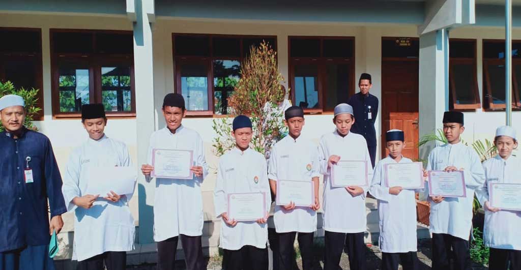 Penyerahan Sertifikat Penghargaan  Santri Berprestasi